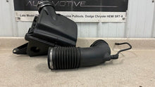 Load image into Gallery viewer, 2005 2006 Pontiac GTO Factory Air Intake System Cleaner Box Tube Assembly OEM GM