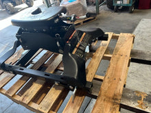 Load image into Gallery viewer, Q25 SERIES CURT 5TH WHEEL HITCH FOR 2018+ GM BED PUCK SYSTEM #16069 CAMPER KING