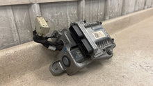 Load image into Gallery viewer, 16 24 Camaro ZL1 GM Rear Differential Actuator Pump Module 84059648 16K CTSV