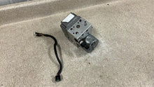Load image into Gallery viewer, 2003 2004 C5 Corvette OEM ABS ANTI LOCK BRAKE PUMP MODULE PB Code 10331728
