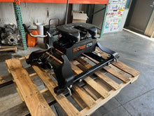 Load image into Gallery viewer, Q25 SERIES CURT 5TH WHEEL HITCH FOR 2018+ GM BED PUCK SYSTEM #16069 CAMPER KING