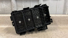 Load image into Gallery viewer, 2005 2007 Corvette C6 Engine Under Hood Fuse Box Block OEM GM 21996326 Z06 5K