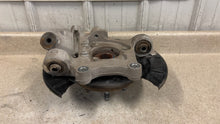 Load image into Gallery viewer, 10 15 Camaro SS RH Passenger Side Rear Spindle GM Knuckle Hub Right 92239046
