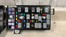 Load image into Gallery viewer, 2009 2013 Corvette C6 Engine Under Hood Fuse Box Block OEM GM 22739140 Z06 33K
