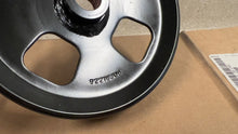 Load image into Gallery viewer, Pontiac G8 GTO Factory Power Steering Pump Pulley OEM GM 92218308 NEW in Box
