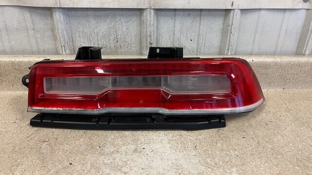 2014 2015 Chevrolet Camaro SS Passenger Tail Light OEM GM 23209712 Cracked RH