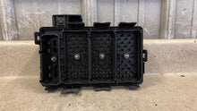 Load image into Gallery viewer, 2009 2013 Corvette C6 Engine Under Hood Fuse Box Block OEM GM 22739140 Z06 59K

